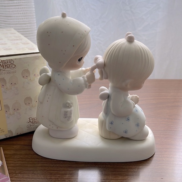 Precious Moments "To A Very Special Sister" Figurine - Picture 2 of 7